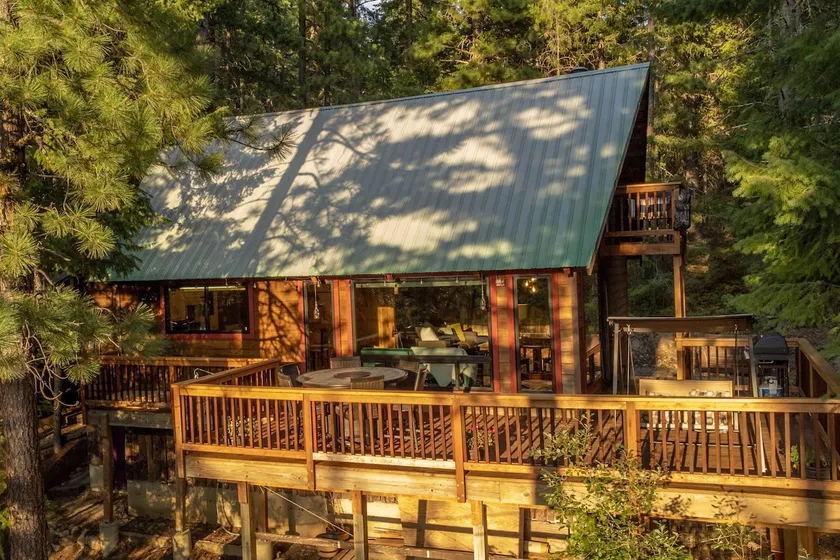 Mountain Cabin with Stunning Lake Views - Image 1