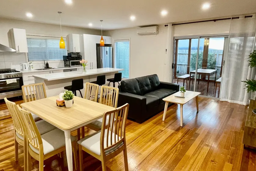 3 Ensuite 3Bedroom 丨Sunroom丨Backyard丨Free Parking - Image 1