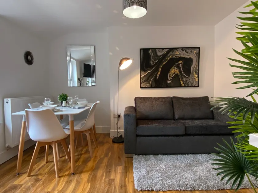 De Parys Serviced Flat in Bedford 4 - Image 1