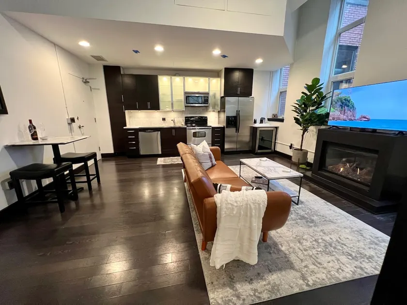 Stylish Downtown Grand Rapids with parking and fitness center - Image 1