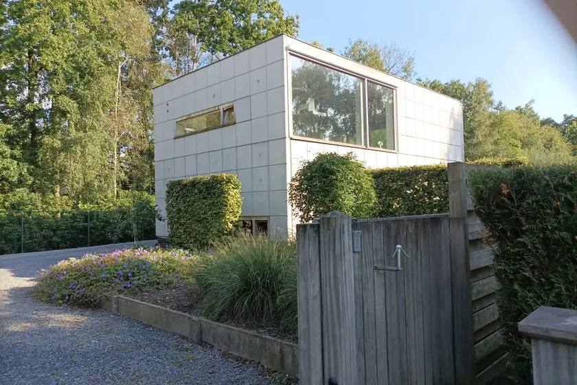 House in wooded area - Image 1