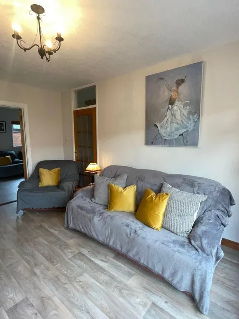 2-Bed Home with Free Parking, 10 Mins From Airport - Image 1