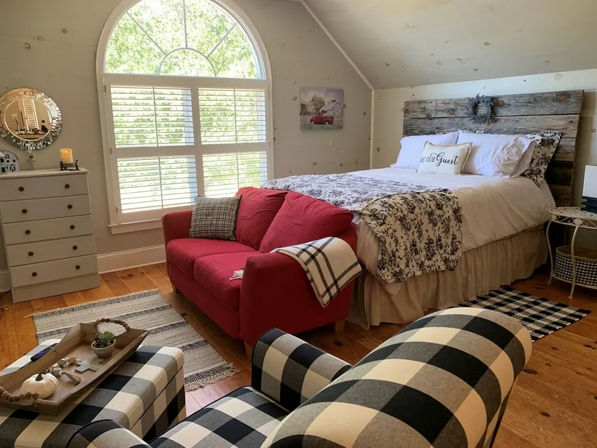 Cozy Carriage House Apartment on Horse Farm - Image 1