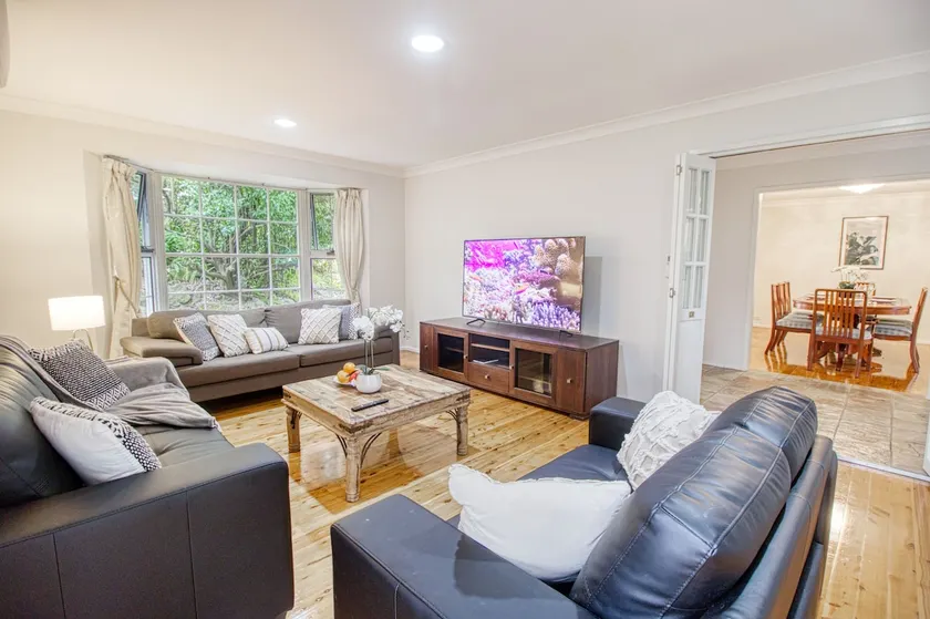 5-Br Comfortable House: Bush Views, Pool & Parking - Image 1