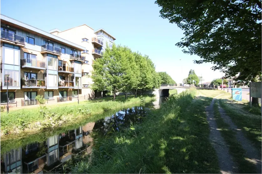 2 bed 2 bath Apartment with Canal View - Image 1