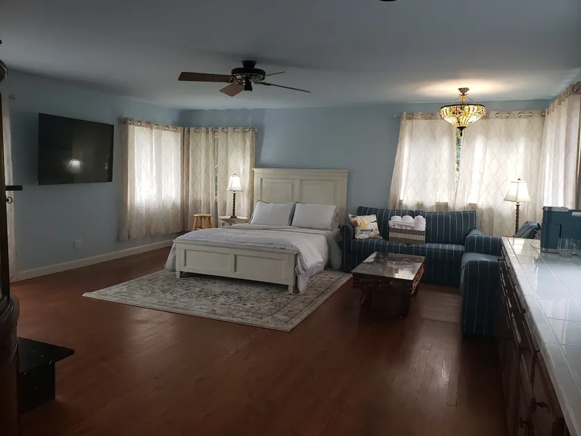 Newport Studio close to Downtown and Waterfront. - Image 1