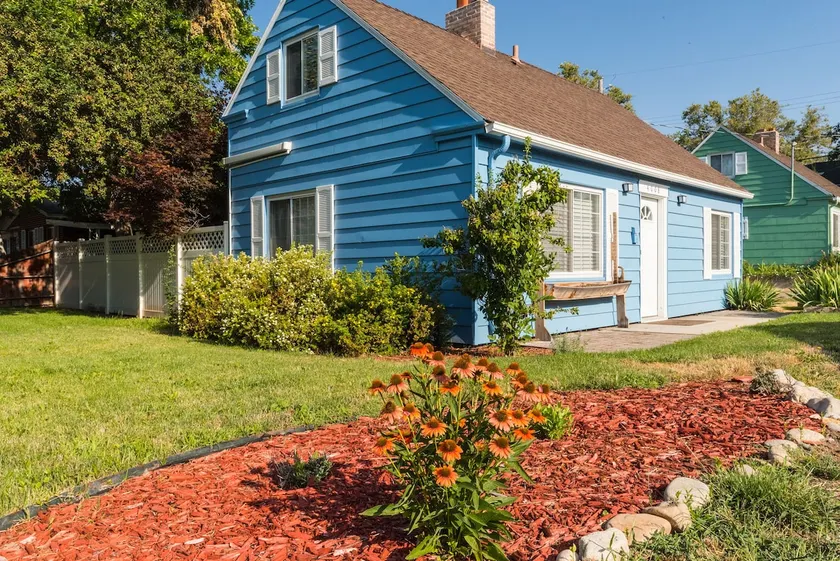 Cheerful 2 bedroom 1 and a half bath cottage. - Image 1