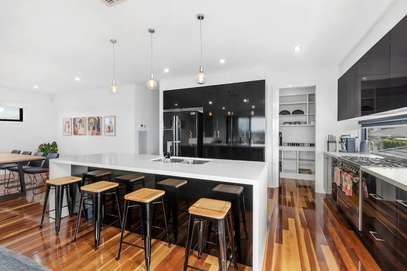 Curlewis Retreat; Sleeps 14, Pets welcome, Views - Image 1