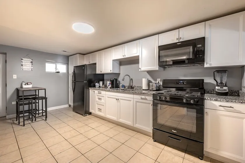 Lovely 2-bedroom apartment in Pilsen - Image 1