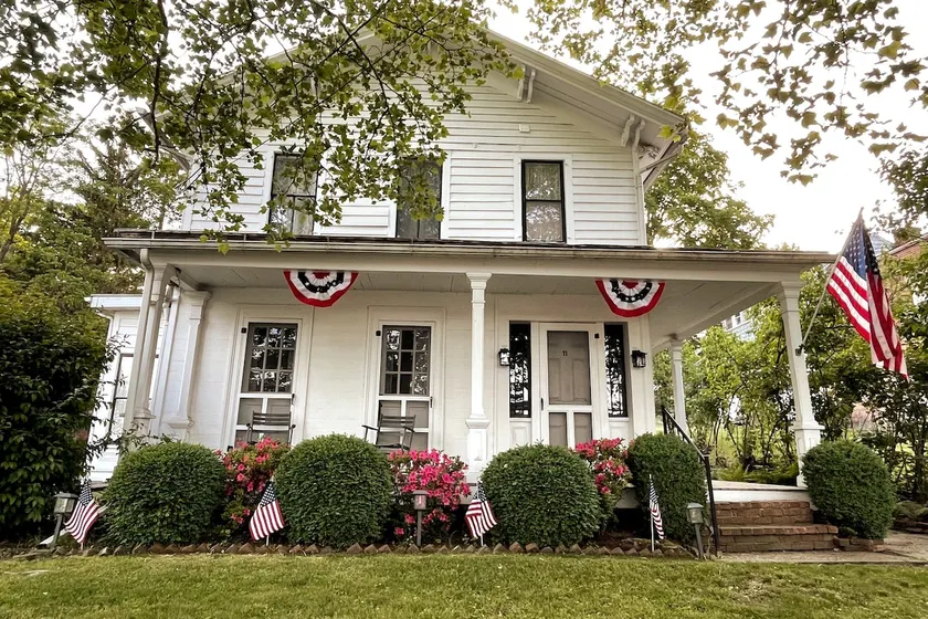 Unique, Downtown 4BR/2+BA/Sleeps 1-8, Pet Friendly - Image 1