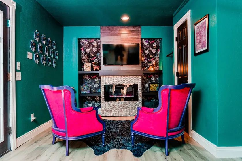 Art-Filled Upstairs Retreat • Cozy & Quiet - Image 1