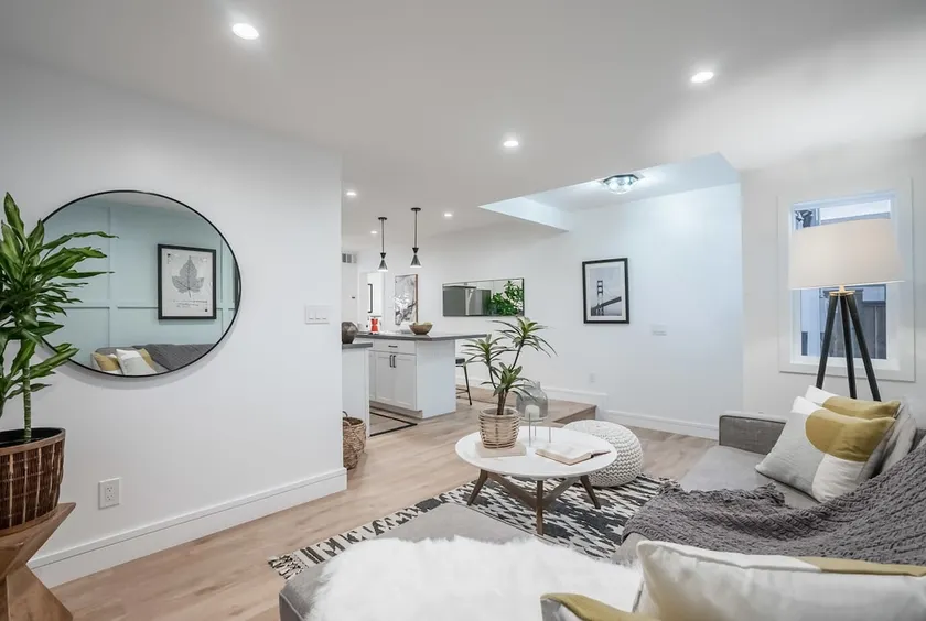 Chic 2-bedroom guesthouse with on-premise parking. - Image 1