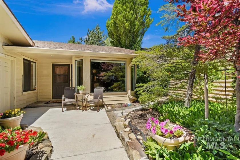 Quiet 3 bed 2 bath home close to everything! - Image 1