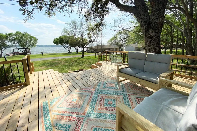 Lux Lake Getaway! 2 King Beds-Firepit-Cowboy Pool - Image 1