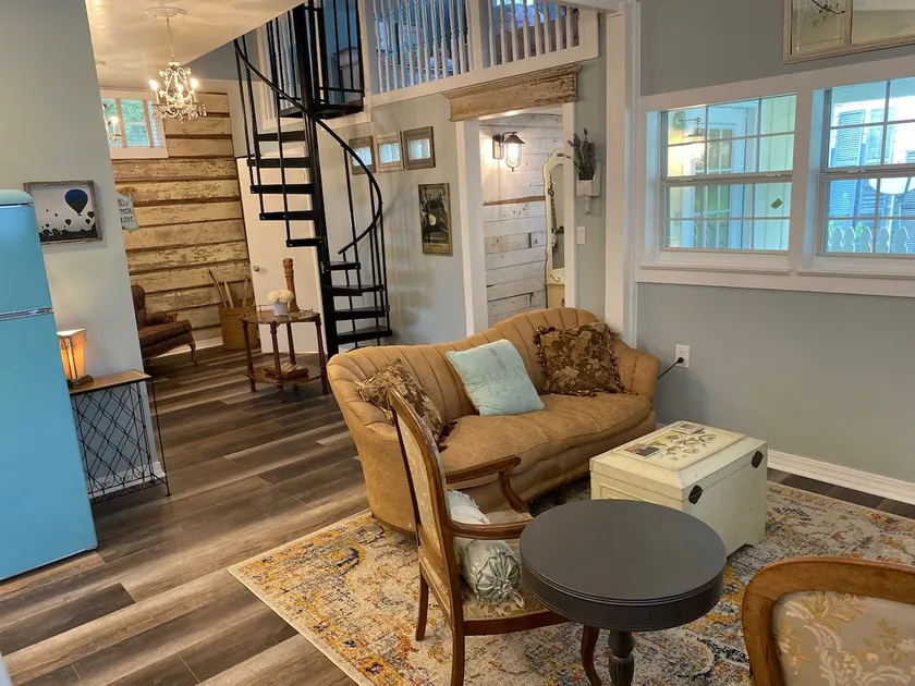 Adorable Downtown Carriage House Cottage - Image 1
