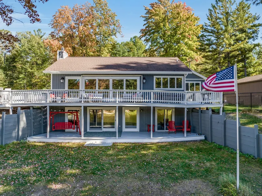 Lakefront Luxury with Private Beach, Sleeps 14 - Image 1