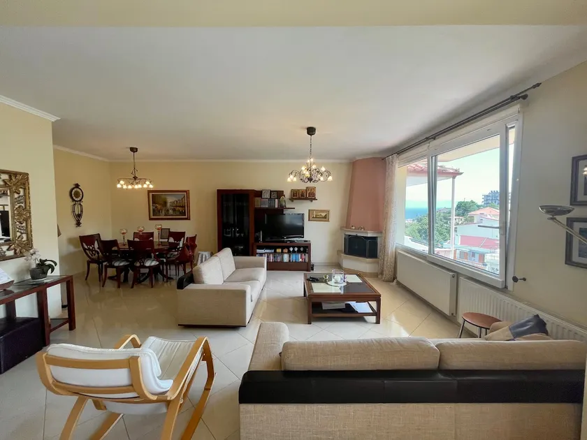 Lovely, spacious 3-bedroom condo with balconies. - Image 1