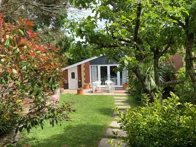 Heart of the village 4 Bedroom split level cottage - Image 1
