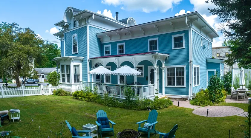 Historic Victorian Mansion: Grand and Spacious - Image 1
