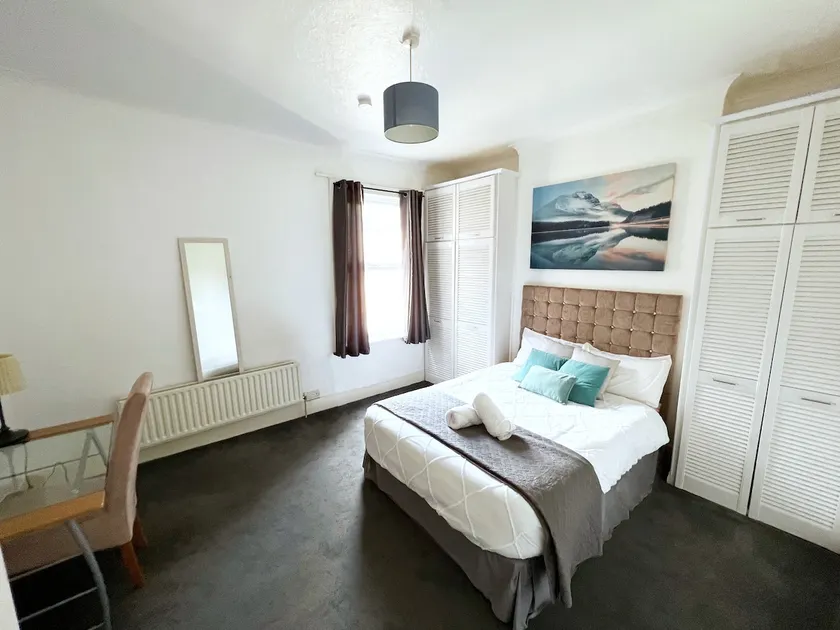Beautiful 3 bed apartment - Free parking, Near trains - Image 1