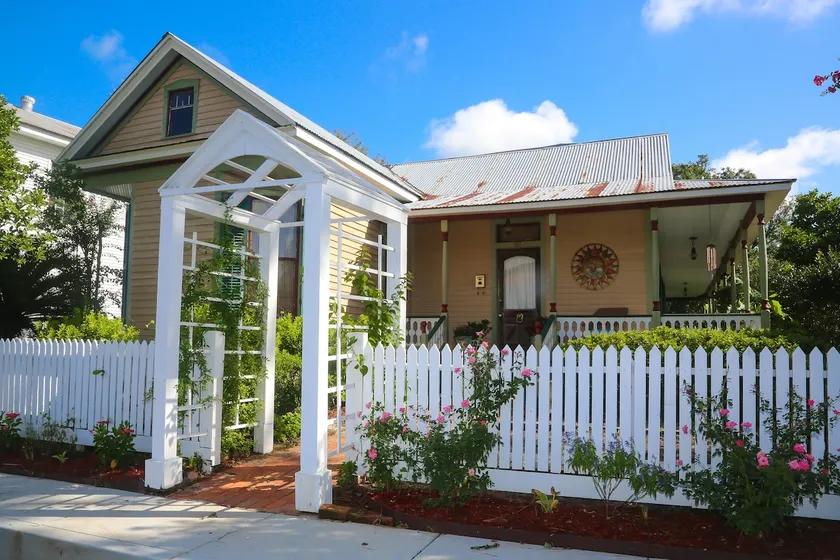 Charming Garden Home Artistic Haven - Image 1