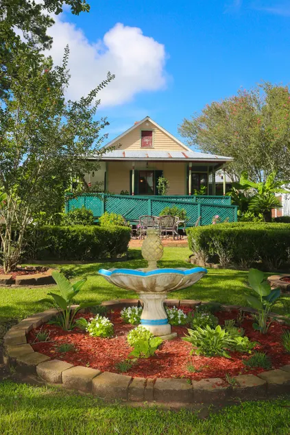 Charming Garden Home Artistic Haven - Image 1