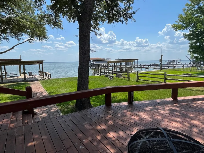 Waterfront cabin on Lake Livingston - Image 1
