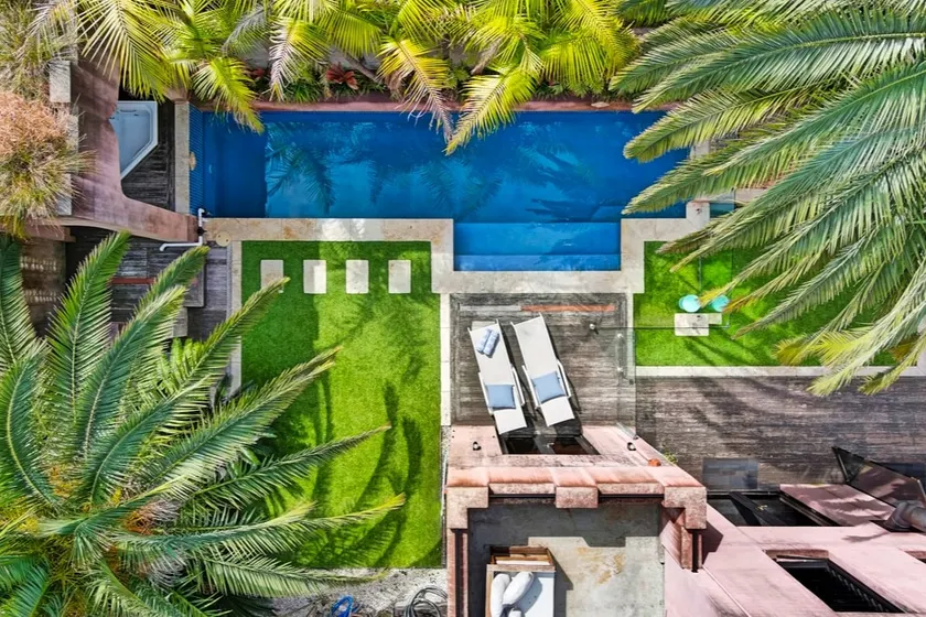 Lux Thirroul Resort Home Pool Heated Spa Sleeps 12 - Image 1