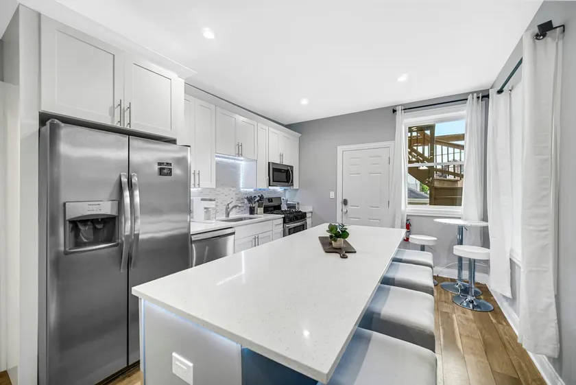 Spacious 3 Bedrooms + Bonus Tandem Room - Image 1