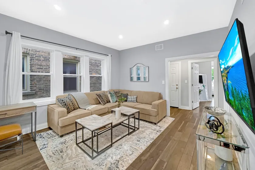 Spacious Haven - 8-Minutes to Chicago - Sleeps 10 - Image 1
