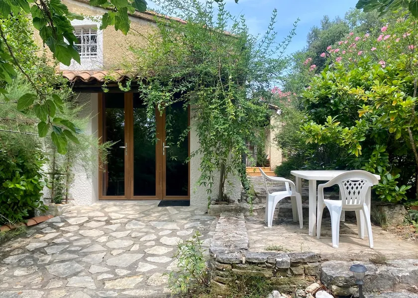 Studio Apartment in Retro Provençal Home with Pool - Image 1