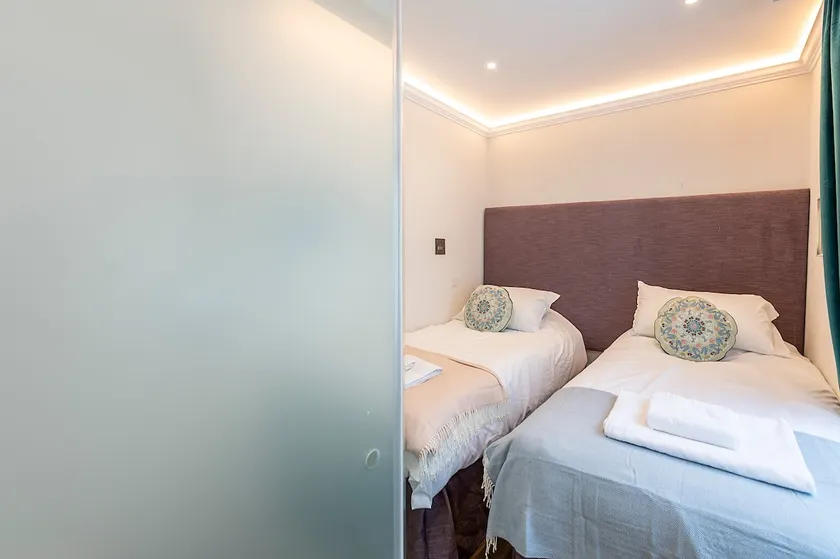 Petite Gorgeous Kensington Studio - Image 1