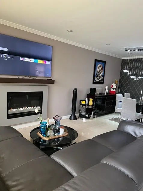 Spacious 3 bedroom home right by JFK airport - Image 1
