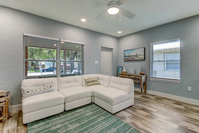 Modern Beach Styled Home- 5 minutes from Beach - Image 1
