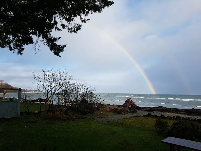 Lovely waterfront, 2-3 BR with sunroom/office - Image 1