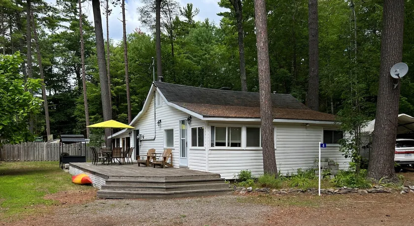 Cheerful 3 bedroom, 1.5 bathrooms 4 season Chalet. - Image 1