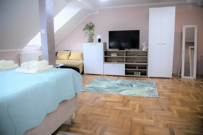 Garden Apartment - Image 1
