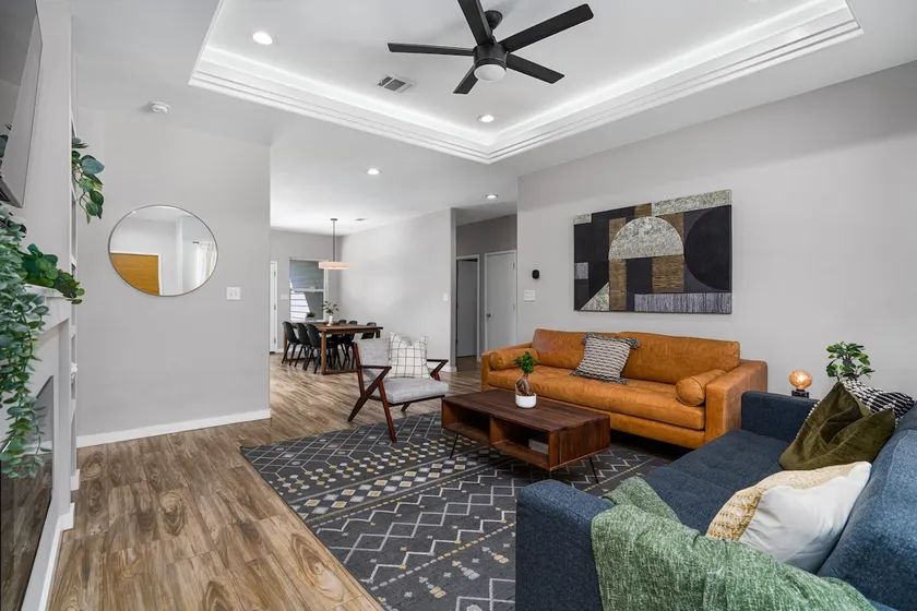 Chic 4br ranch home with spacious patio & backyard - Image 1