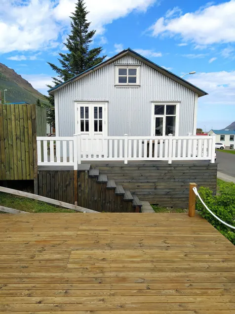 Cozy 2-bedroom vacation home with hot tub - Image 1