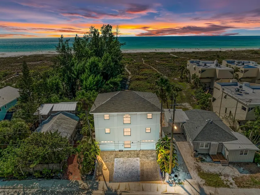 Located Directly on World Famous Siesta Key Beach! - Image 1