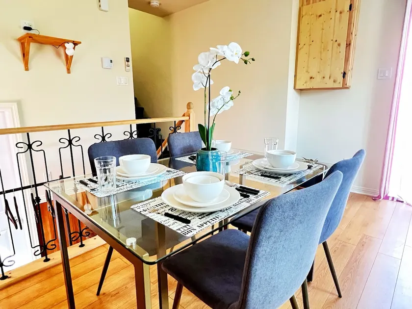 Cozy two-story suite in a detached villa on the south shore of MTL, with separate kitchen and bathroom, and a beautiful outdoor terrace. - Image 1