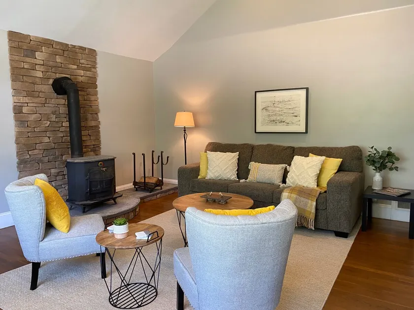 Beautiful 2 BR home, quiet, minutes from downtown - Image 1