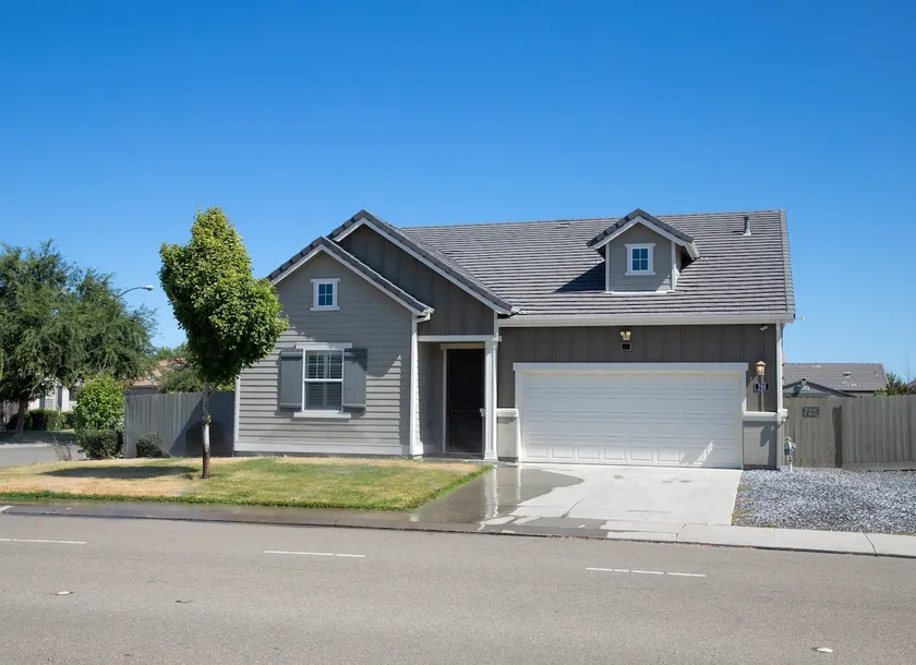Luxury Modern 4Bed 3Bath Home Near 120 and Parks - Image 1