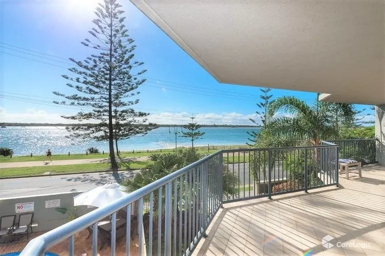 Hampton Beachside Apartment - Image 1