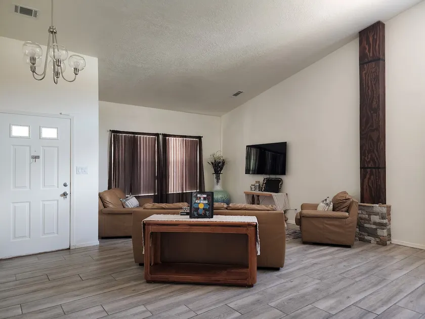 Relaxing 4-bedroom house with patio - Image 1