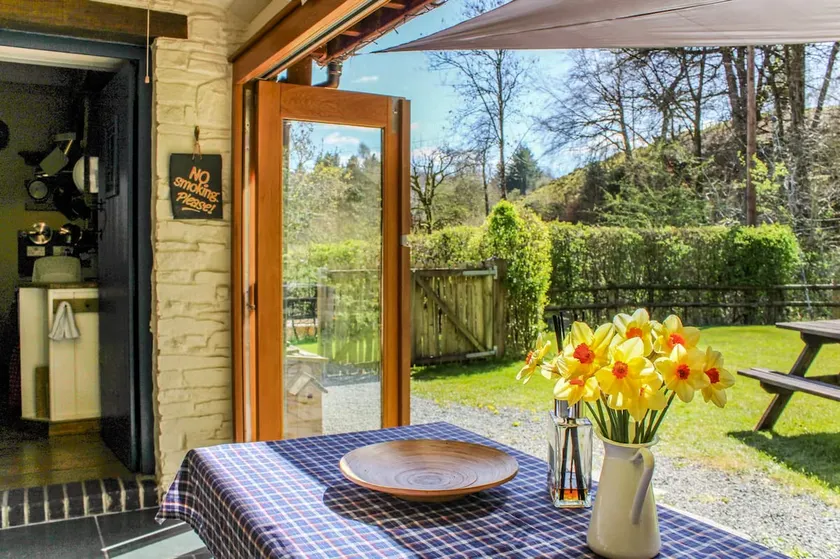 Cosy Eco-Cottage w/ garden stream: mountains & rivers to explore! - Image 1