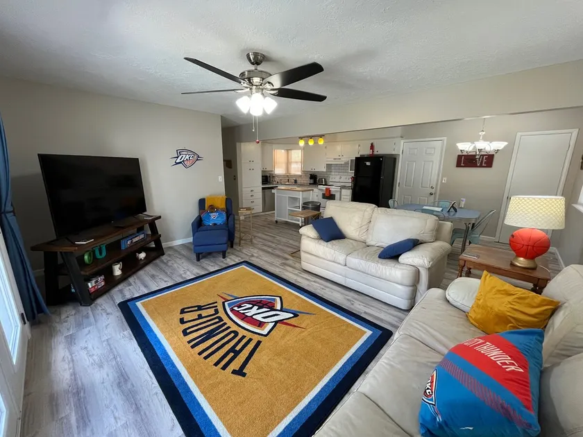 Thunder Up! OU close, 4TVs, fire pit, unique decor - Image 1