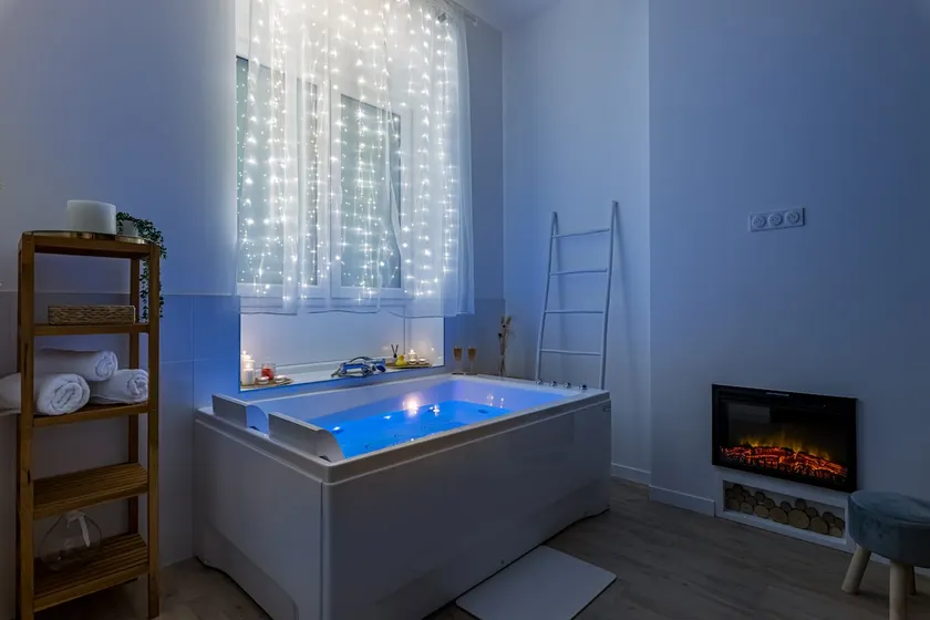 Celestial Escape Suite with Hot Tub & Home Theater – Zénith - Image 1