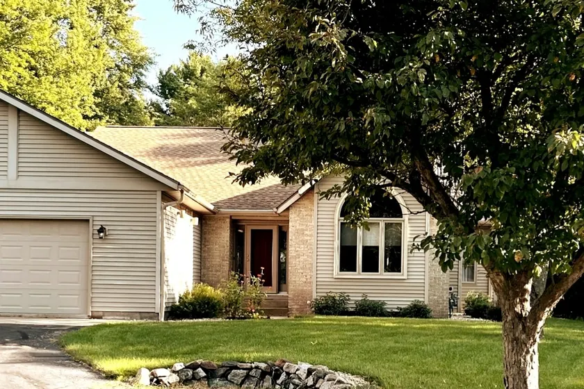 Home in quiet friendly neighborhood near the river, parks and walking trails - Image 1