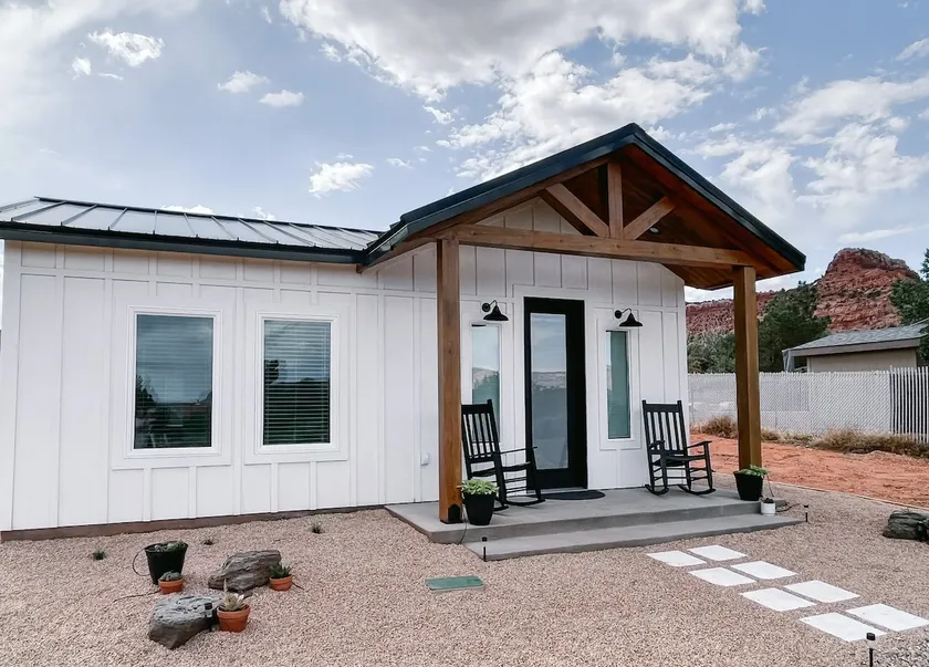 2BR Retreat Near Zion•Bryce•Wave: Hot Tub + Views! - Image 1